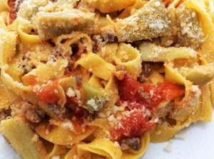 Fettuccine con gambi di carciofi e salsiccia