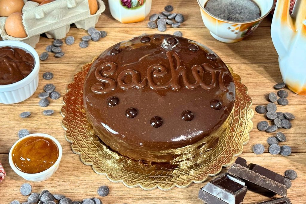 La sacher torte è un trionfo di cioccolato e marmellata di albicocche. Da un antico libro di cucina austriaca la ricetta vicina all’originale.