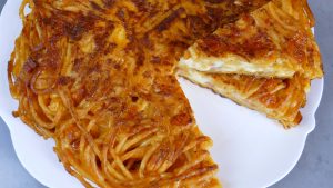 Oggi una frittata di pasta preparata con l’amico Giovanni De Feo. Così, tra un ingrediente “rap” e una risata, qualche consiglio per differenziare meglio la raccolta.