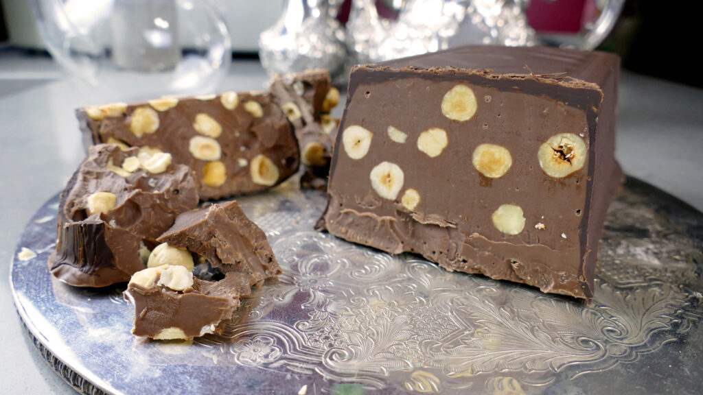 Una ricetta facile e velocissima: un trionfo di cioccolato di vari gusti miscelato alla nutella ed alle nocciole tostate. Il problema è che un pezzetto tira l’altro!