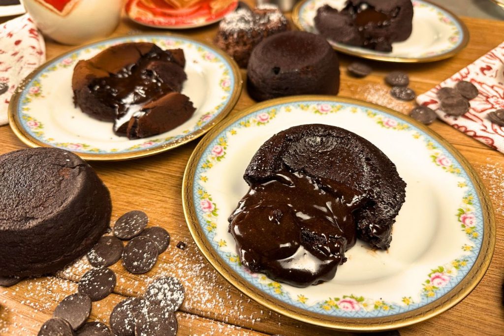 Difficile resistere a un tortino al cioccolato con cuore morbido e caldo, che si scioglie al primo assaggio. Ecco una ricetta facile e veloce.