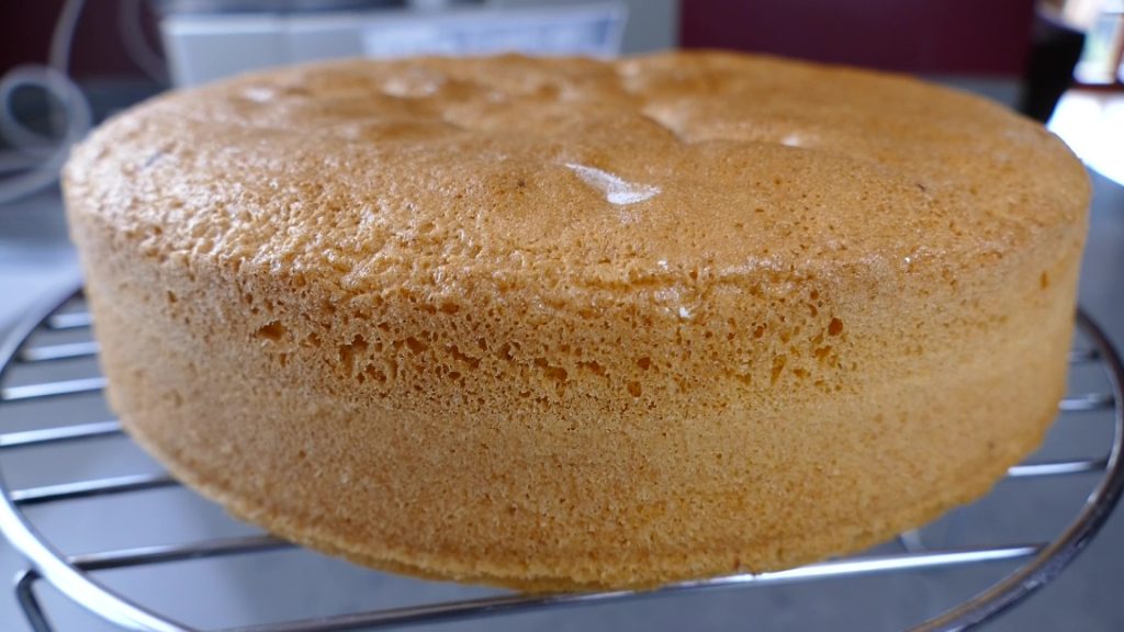 Il pan di spagna montata media rappresenta una delle basi più classiche e versatili della pasticceria: soffice, leggero e dolce.