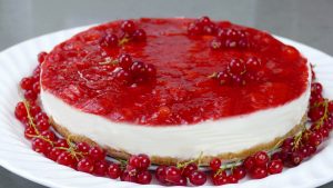 Fresca, facile, veloce, golosa ed invitante. La cheesecake ai frutti rossi è un dolce che ci farà fare bella figura sempre. Qui è realizzata con una salsa di fragole e ribes.