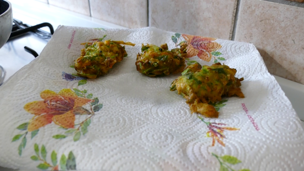 Le frittelle di zucchine e fiori di zucca sono una buonissima ricetta nata dal suggerimento di una lettrice. Ricetta perfetta per l'estate.