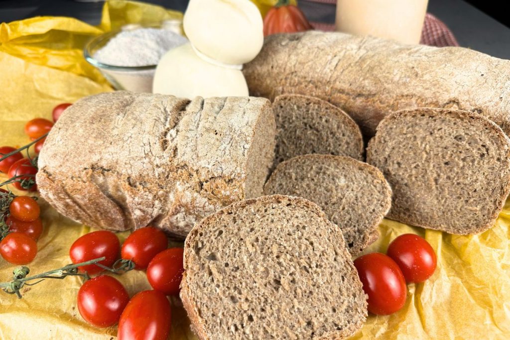 Il pane di segale è un capolavoro culinario che affonda le radici nella ricca storia dell'arte del pane: una ricetta casalinga facilissima.