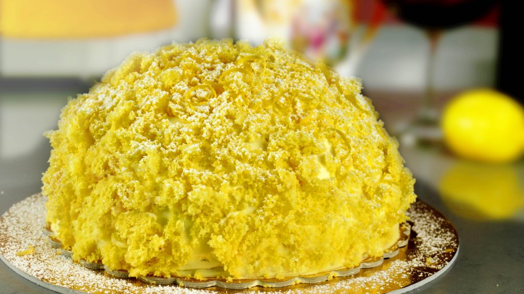 La torta mimosa è un dolce fresco, colorato, bene augurante. Torta simbolo dell’8 marzo, facilissima da realizzare con pochi ingredienti.