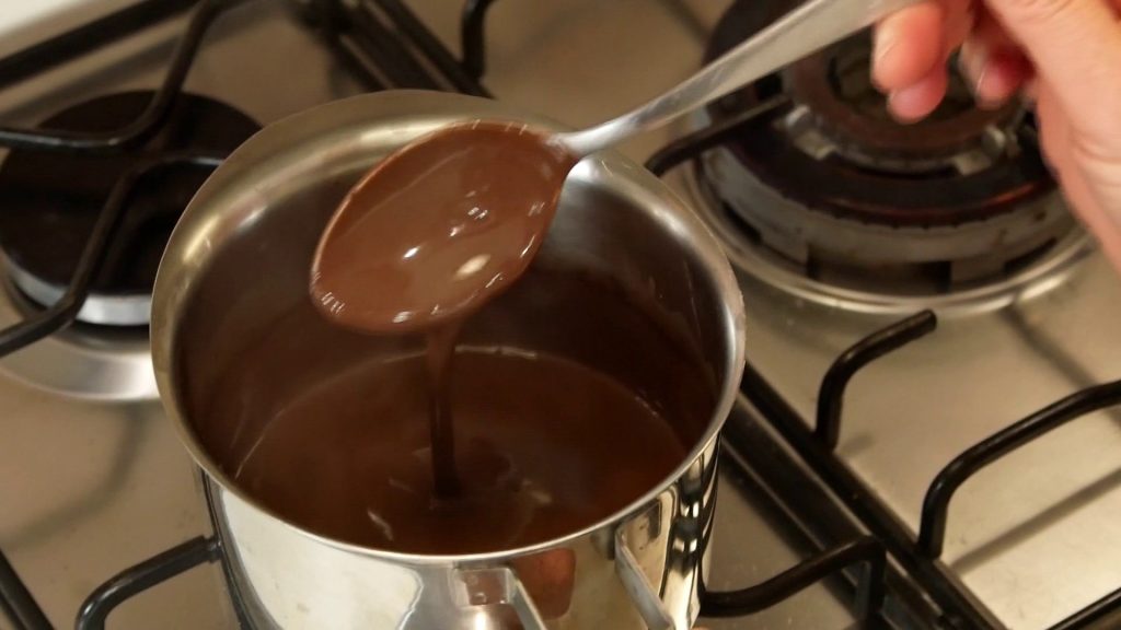 Una ricetta simpatica, pratica e veloce: possiamo preparare un’ottima cioccolata in tazza per noi oppure una miscela da regalare.
