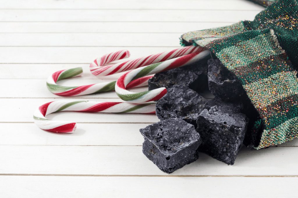 Nella calza della Befana non può mai mancare un pezzetto di carbone dolce! Una ricetta facile e veloce per rispettare la tradizione.