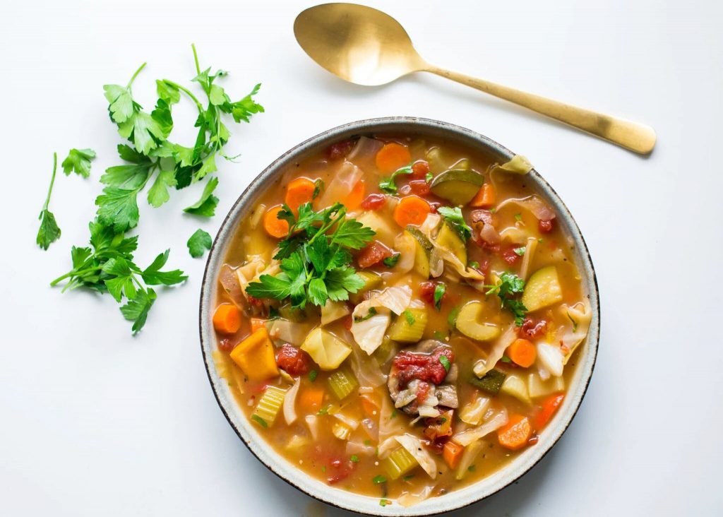 La zuppa detox vegetariana è ideale quando desideri qualcosa di caldo e allo stesso tempo sano! Un pasto a basso contenuto calorico.