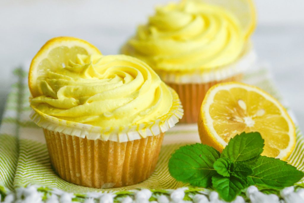 I cupcake al limone sono dolcetti deliziosi e rinfrescanti che si preparano facilmente. Si possono decorare con una glassa di zucchero a velo e una spruzzata di succo di limone fresco. 