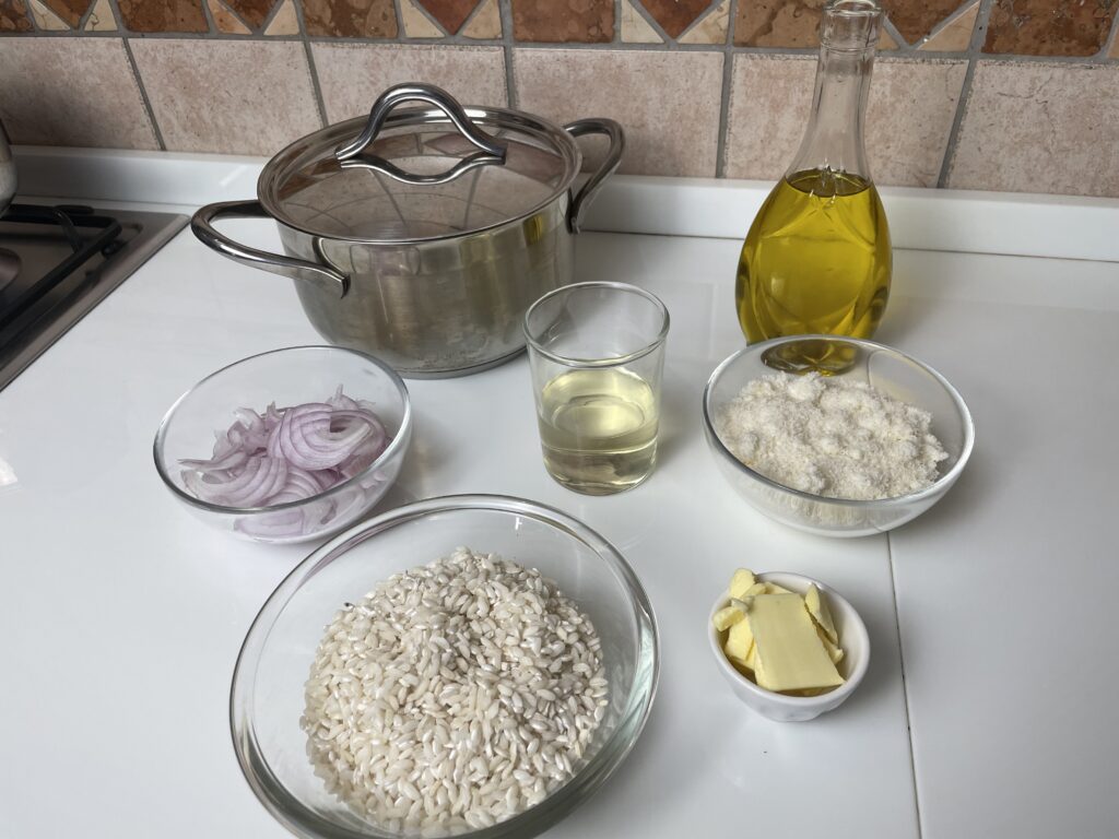 Il risotto al vino bianco o piemontese è un ottimo e veloce primo piatto con pochi ingredienti facilmente reperibili in casa. Ricetta veloce!