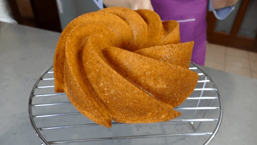 Se sei alla ricerca di un dessert semplice, ma sorprendente, la torta bundt con i mandarini potrebbe essere esattamente quello che cerchi.