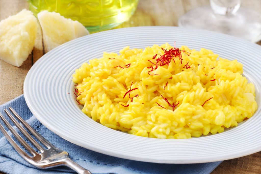 Il risotto con melanzane e provola è un piatto ricco di sapori e profumi mediterranei che conquista il palato di tutti gli amanti del risotto.