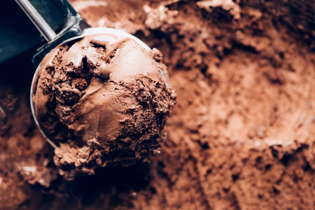 Preparare il gelato fatto in casa è un'esperienza gratificante. Ci sono diversi metodi che puoi usare per far tornare morbido il gelato.