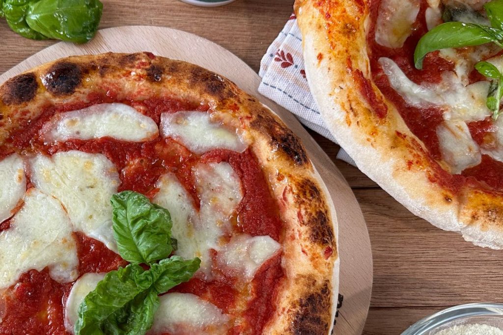 La pizza è uno dei piatti più amati al mondo, e uno dei suoi elementi distintivi è il cornicione alveolato, tipico della pizza contemporanea.