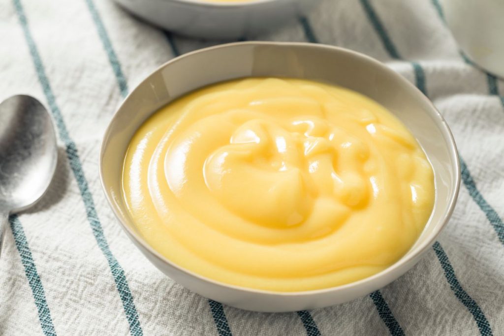 La crema pasticciera, vellutata e dall'irresistibile sapore di vaniglia, è una delle preparazioni più utilizzate nella cucina tradizionale.
