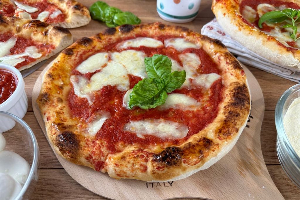 La pizza napoletana, un'icona della cucina italiana, ha subito un'evoluzione, dando vita alla "pizza napoletana contemporanea".
