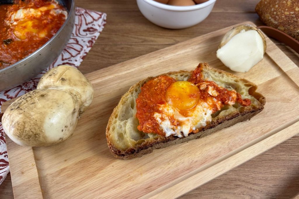 Le uova in purgatorio con provola rappresentano una pietanza deliziosa e appagante, perfetta per un brunch o una cena confortante.