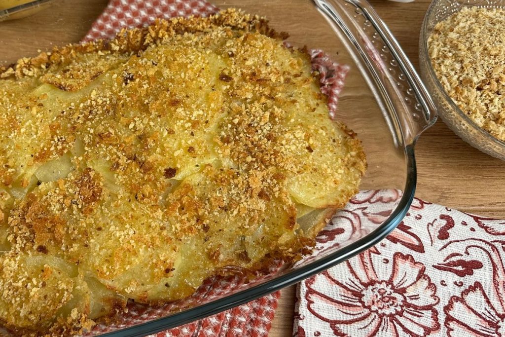 Filetti di merluzzo in crosta di patate: un piatto che incarna la semplicità, la delizia e la tradizione della cucina italiana tradizionale.