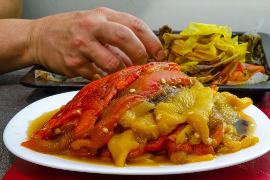 I peperoni gratinati in padella sono un piatto delizioso e versatile che rappresenta una prelibatezza in molte cucine del mondo.