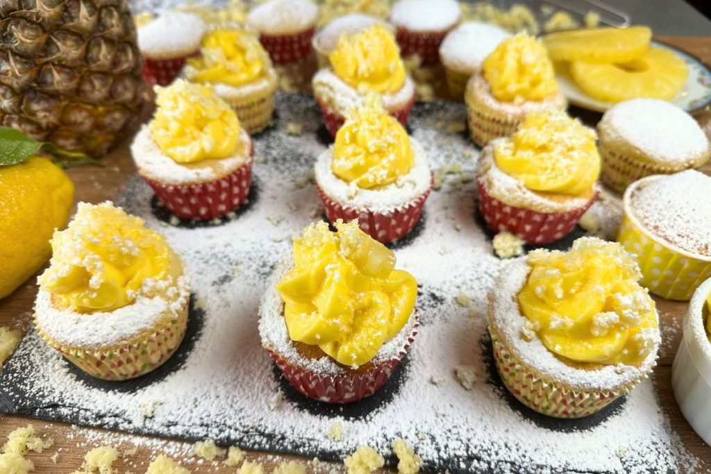 I muffin mimosa con lo yogurt sono un connubio perfetto tra la tradizione italiana della mimosa e la golosità dei muffin con lo yogurt.