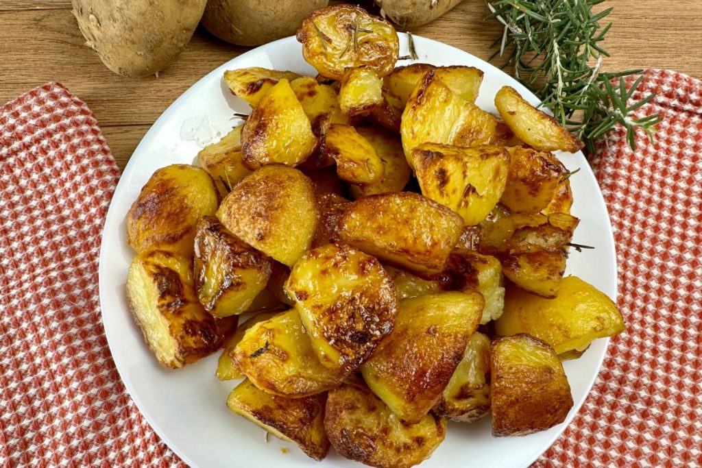 Le patate al forno croccanti fuori e morbide dentro rappresentano un classico intramontabile della cucina comfort.