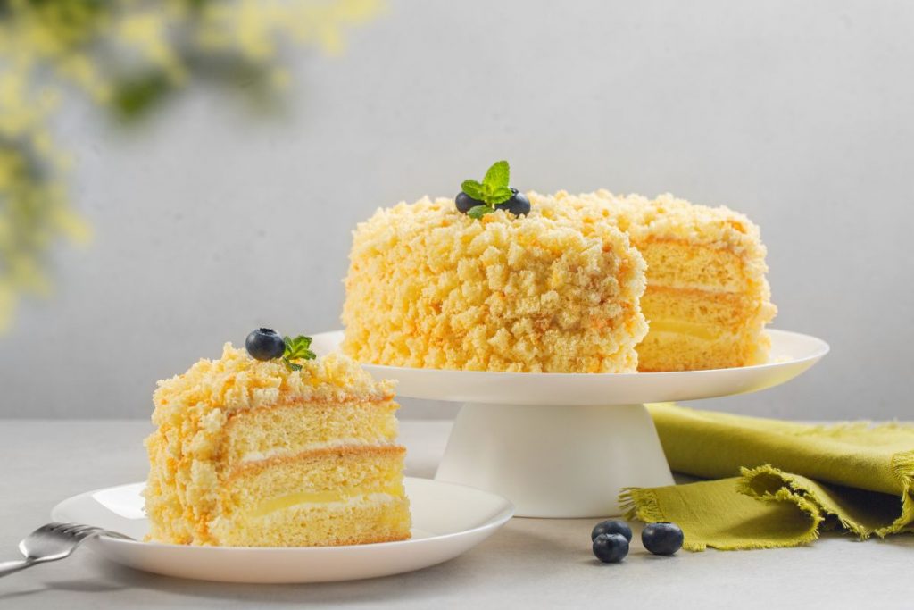 La torta mimosa, nella ricetta originale, è un dolce che evoca dolci ricordi e celebra la femminilità in un modo deliziosamente goloso.