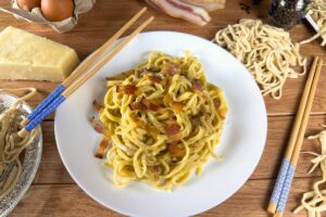 Ramen carbonara: un incontro tra la cultura culinaria giapponese e italiana, che sorprende e delizia il palato. Una ricetta cremosa da leccarsi i baffi.