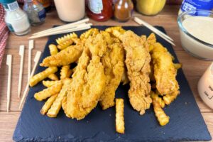 Chicken fingers Raising Cane's fatti in casa: una delizia che sta conquistando il mondo culinario, grazie ai video virali su TikTok.