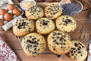 Se sei un appassionato di dolci e ami sperimentare, probabilmente hai già sentito parlare dei Crumbl Cookies: ecco la ricetta originale.