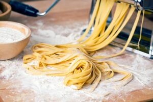 Pasta all'uovo con semola: un classico della tradizione culinaria italiana che unisce sapori autentici e genuini tramandati da generazioni.