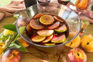 Sangria rossa: solo il nome evoca immagini di feste estive, serate all'aperto e chiacchiere in compagnia. Questa bevanda, fresca e fruttata.