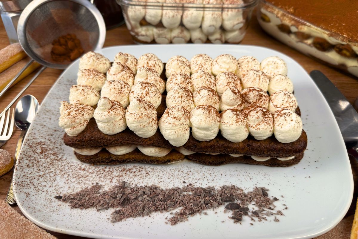 Tiramisù senza uova: deliziosa variante del classico dessert italiano che conquista sempre più appassionati. Dolce goloso della tradizione.