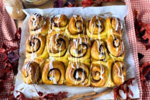 Ricetta dei cinnamon rolls: dolcetti soffici e profumati alla cannella, originari della tradizione nordica, sono diventati un vero must.