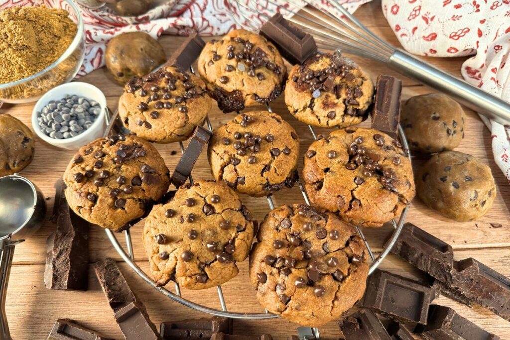 Se sei un amante dei dolci e hai voglia di coccolarti con una prelibatezza irresistibile, sei nel posto giusto! Ecco La ricetta crumbl cookies vegani fatti in casa.