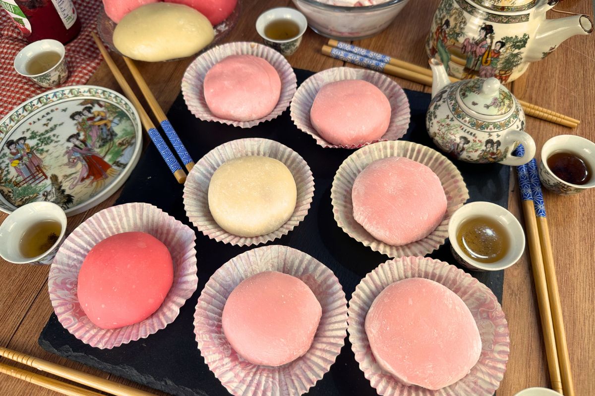 La ricetta dei mochi giapponesi fatti in casa è diventata un trend grazie alla loro semplicità e bontà: dolce tradizionale dal sapore delicato.