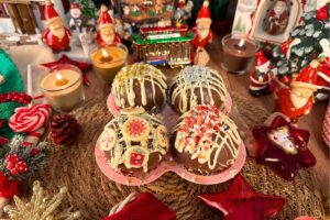 Choco Bomb o chocolate ball di Natale: ricetta per realizzare queste deliziose sfere di cioccolato ripiene di dolcezze da gustare nel latte caldo.