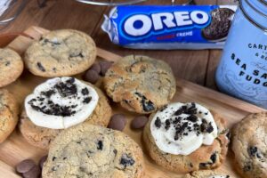 La ricetta Oreo Crumbl Cookies è una delle ultime mode di TikTok: questi biscotti sono perfetti da gustare con amici e famiglia, sono ricchi di crema e golosissimi!